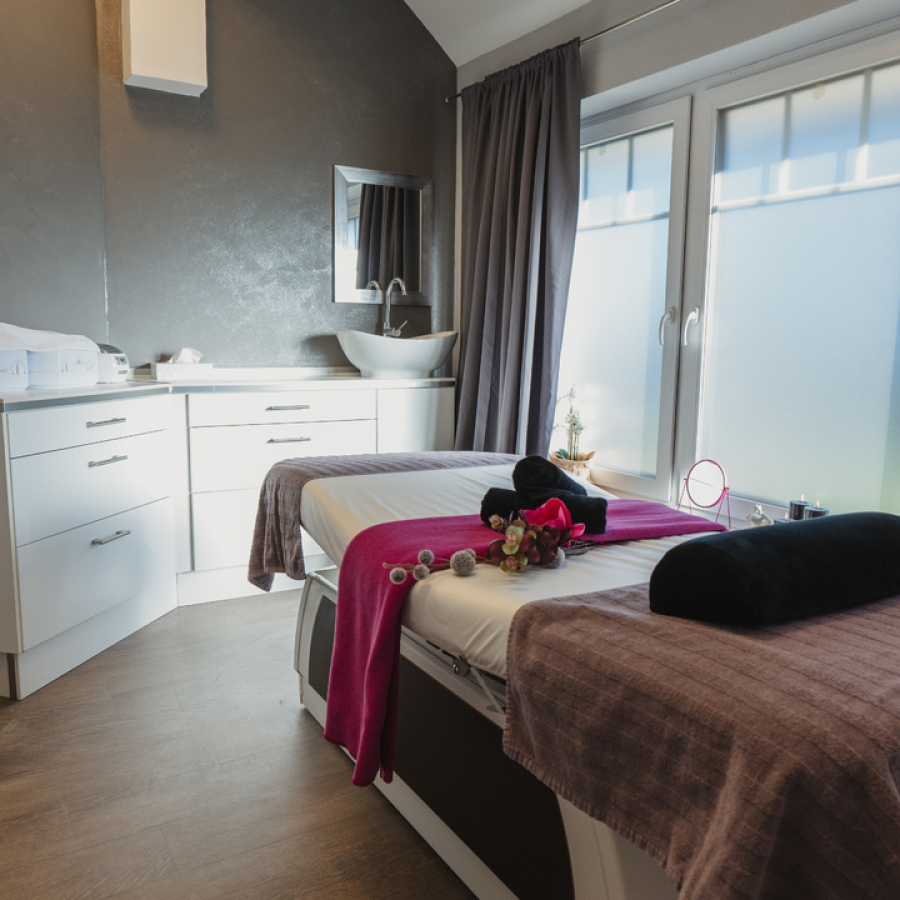 Kabine 2, Kosmetikbehandlungen, Massage...