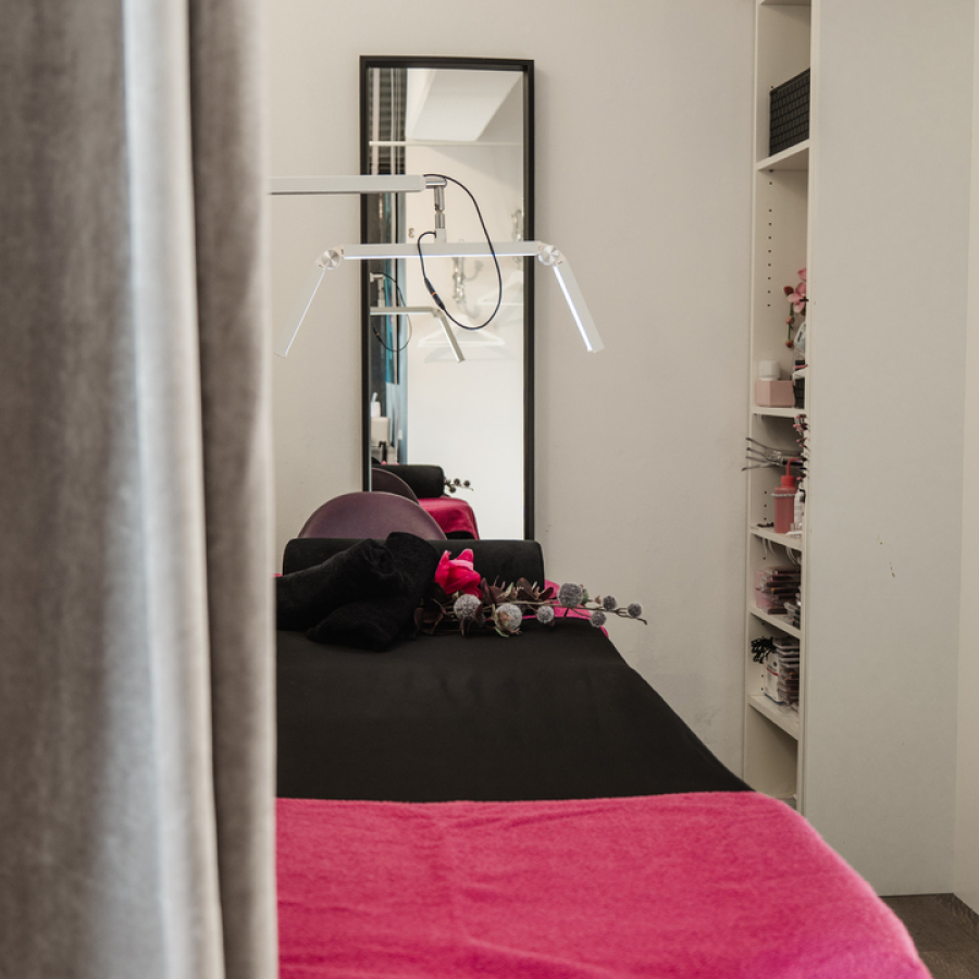 Kabine 5, Augenbrauen und Wimpern...