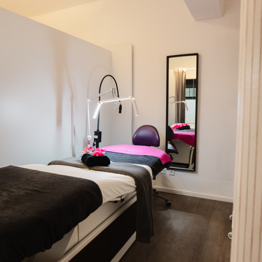 Kabine 5, Augenbrauen und Wimpern...