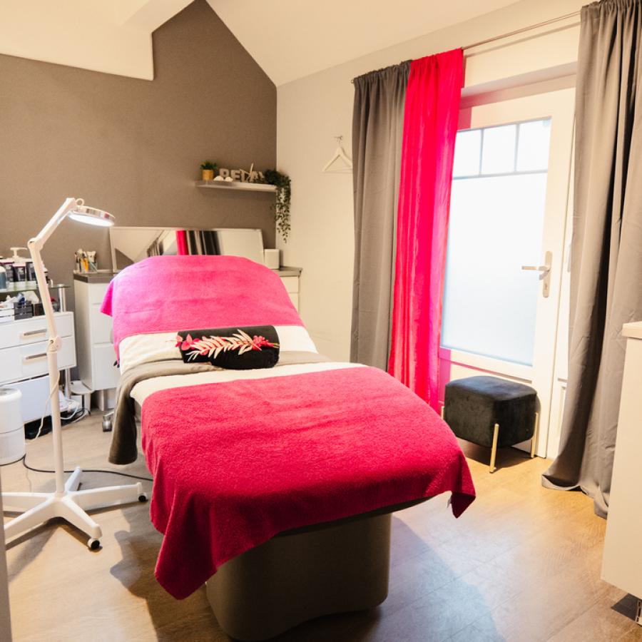 Kabine 2, Kosmetikbehandlungen, Massage...